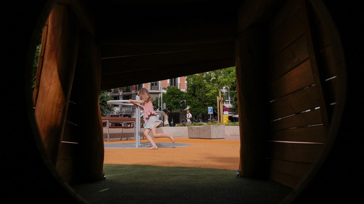 Vista de los juegos infantiles en la Plaza de Chamberí