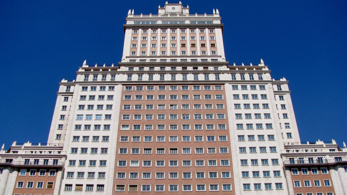 Fachada principal del Edificio España / Flickr: Rubén Vique