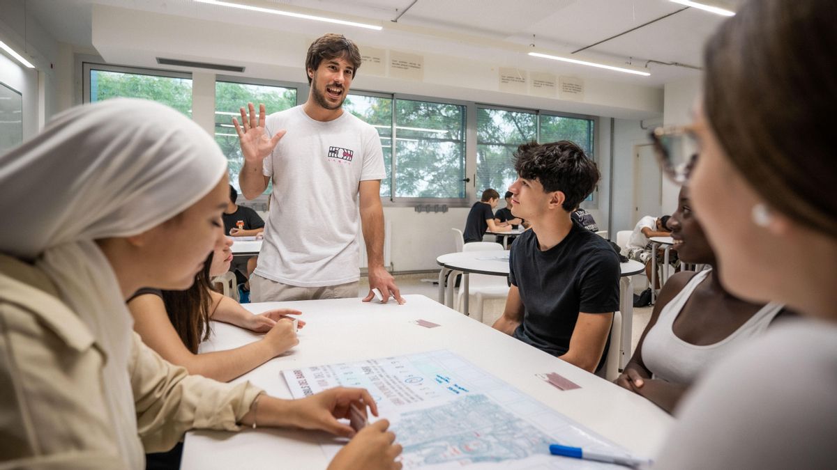 Marc Sureda, miembro del colectivo Memòria, Lluita i Resistència, imparte el taller 'Gentrifi...què?!' en el Instituto Angeleta Ferrer de Barcelona