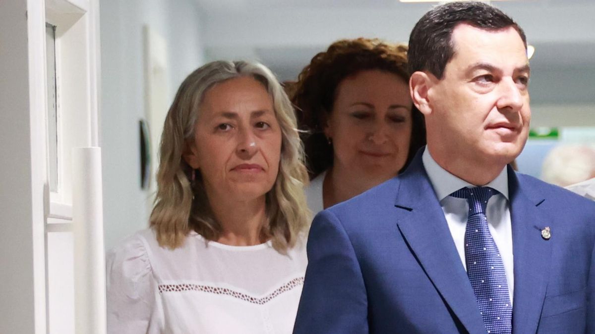 La consejera andaluza de Salud, Rocío Hernández, a la izquierda, junto a Juanma Moreno, a la derecha, en el hospital Virgen del Rocío en junio de 2025