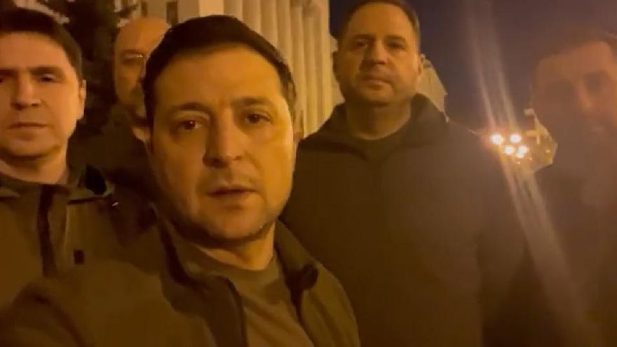 Zelenski se dejó ver en la calle, rodeado de sus asesores: "Estamos en Kiev, estamos defendiendo Ucrania"