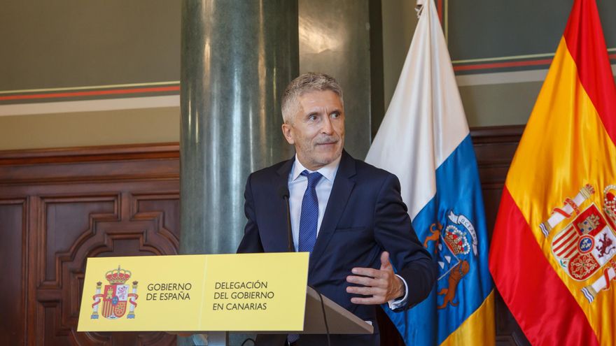 Archivo - El ministro del Interior, Fernando Grande-Marlaska; interviene durante una rueda de prensa posterior a la visita programada al Centro de Coordinación Regional de la Guardia Civil de Canarias, en Las Palmas de Gran Canaria, Canarias (España), a 6