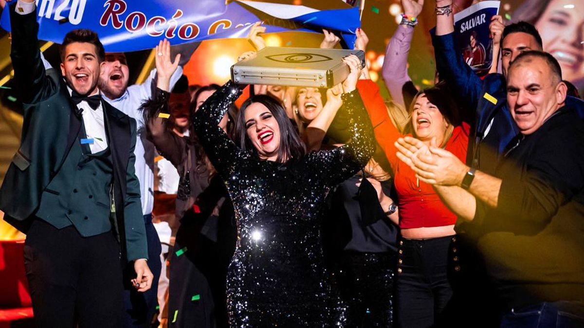 Rocío, con el maletín de ganadora de 'GH 20'