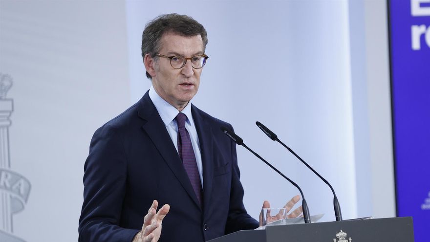 El nuevo líder del PP, Alberto Núñez Feijóo, comparece ante los medios este jueves tras la reunión con el presidente del Gobierno, Pedro Sánchez, en el Palacio de la Moncloa en Madrid.