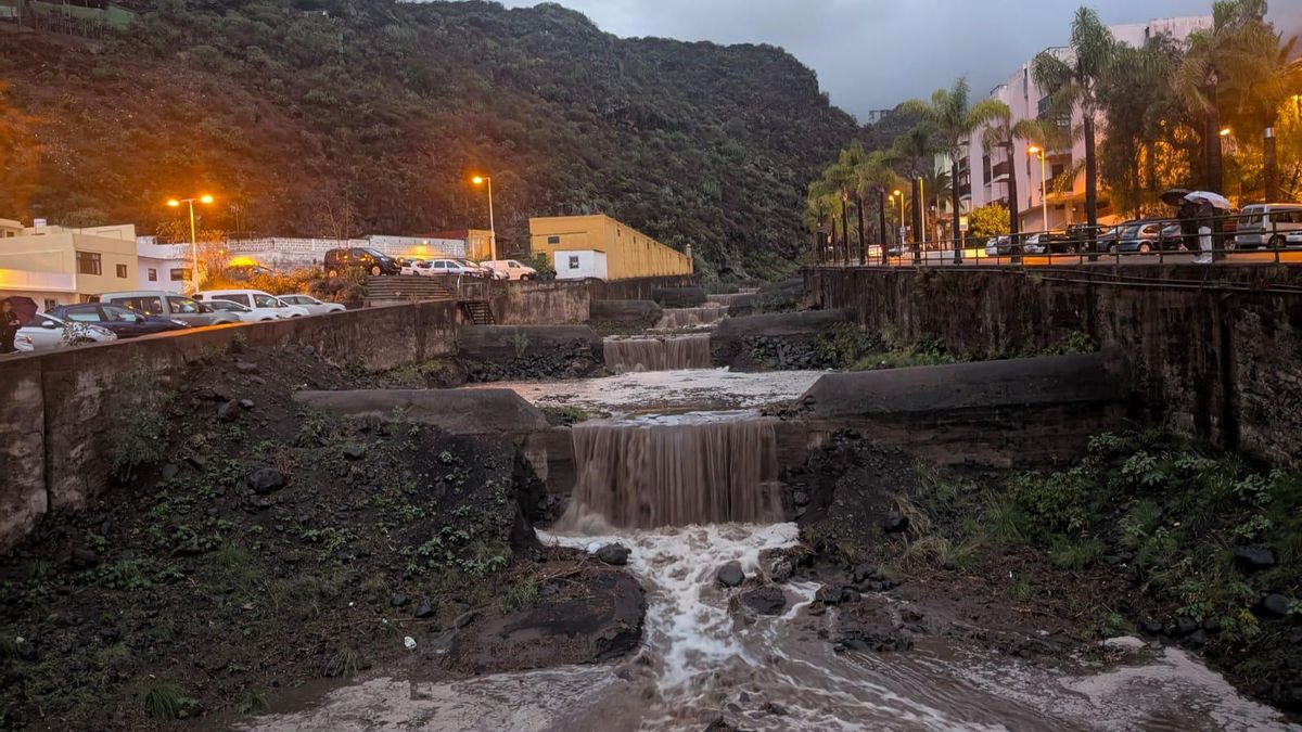 Barranco de Las Nieves, en el tramo del casco urbano de Santa Cruz de La Palma, este sábado, corriendo.
