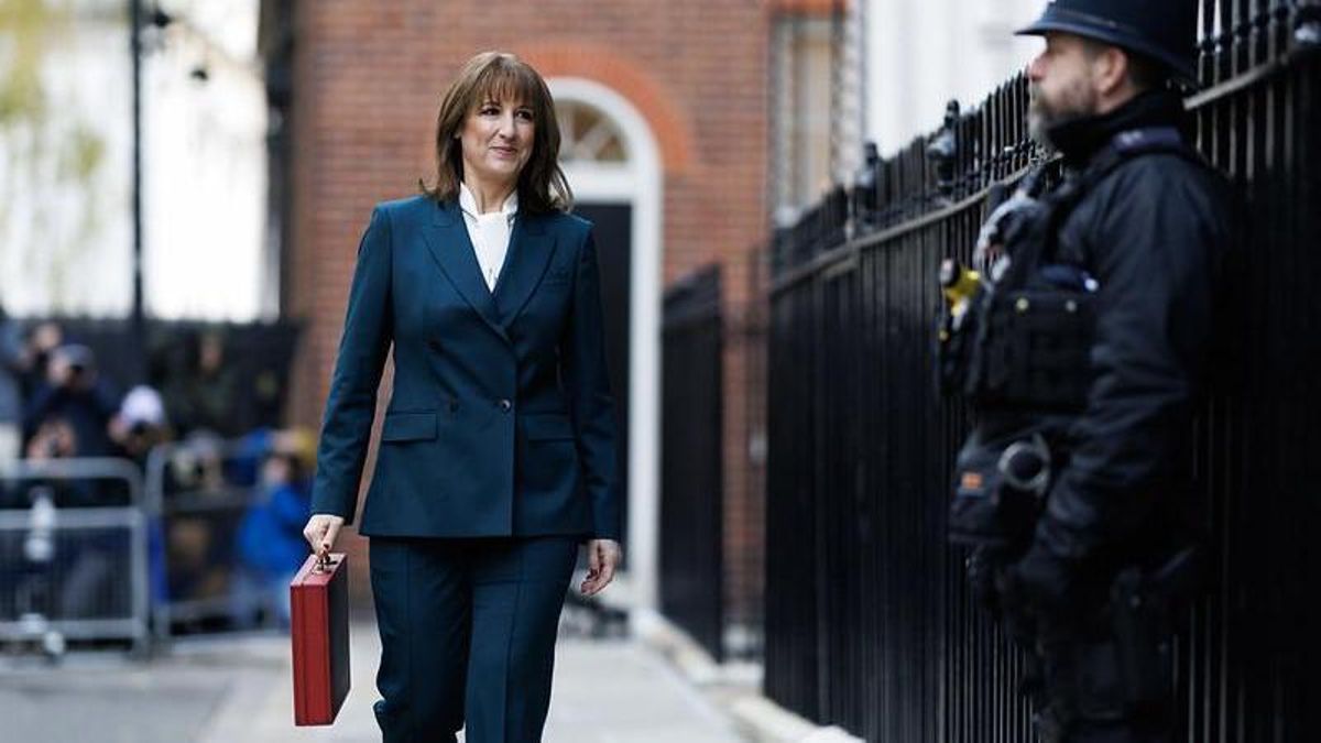 La ministra británica de Economía, Rachel Reeves, saliendo de Downing Street para presentar el presupuesto, este miércoles en Londres.