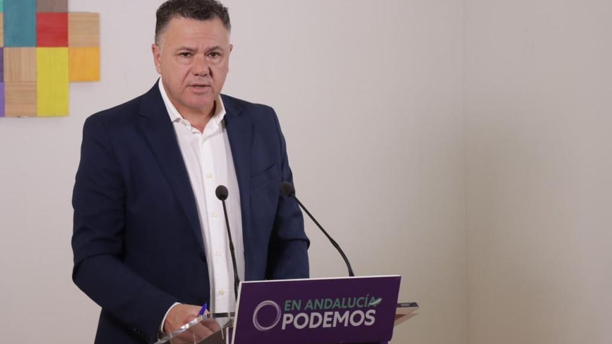 El portavoz adjunto de Por Andalucía, Juan Antonio Delgado, este lunes en rueda de prensa.