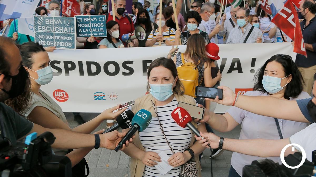 Trabajadores de BBVA afectados por el ERE en Córdoba denuncian las "condiciones abusivas" de los despidos