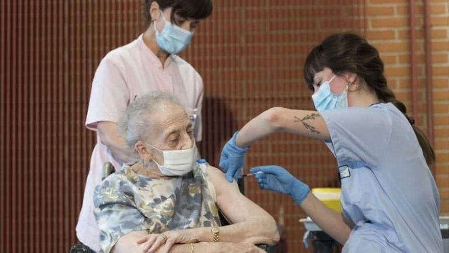 Consuelo Landa, de 91 años, primera vacunada de Vitoria, en la residencia Ajuria. La enfermera es Paula Ortiz de Zárate.