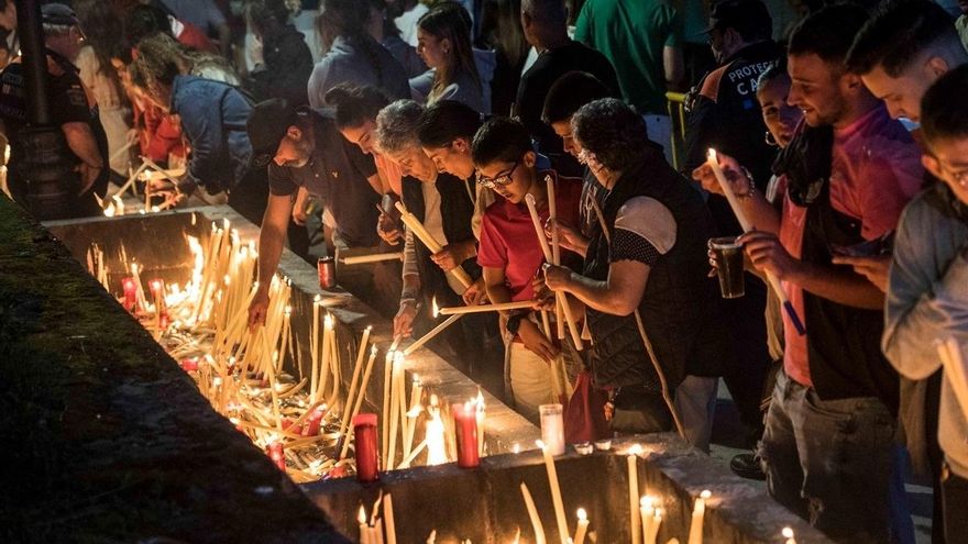 Velas junta a la ermita de Nuestra Señora de El Carmen en Revilla de Camargo