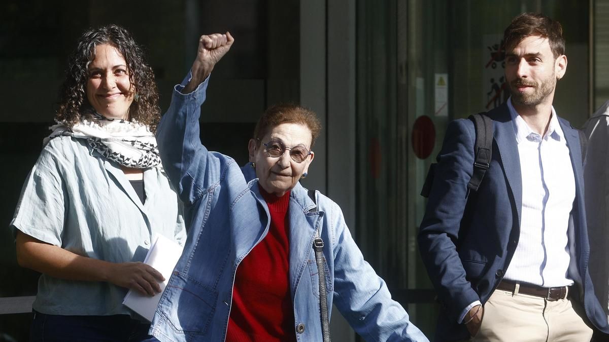 La activista Blanca Serra (c), que denunció haber sido torturada en 1977 en la comisaría de la Via Laietana de Barcelona, a su llegada esta mañana a la Fiscalía de Barcelona para declarar