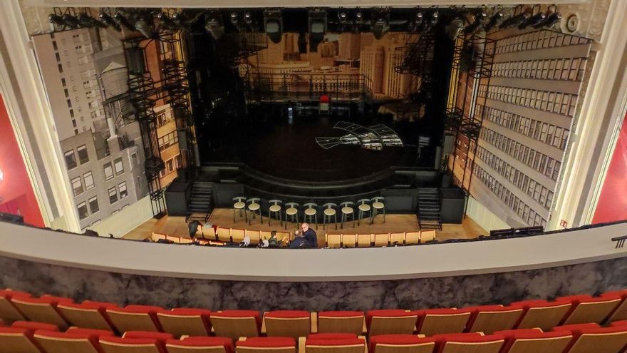 Vista del escenario del Teatro Albéniz desde el anfiteatro, con la escenografía de la obra 'Company' todavía montada.