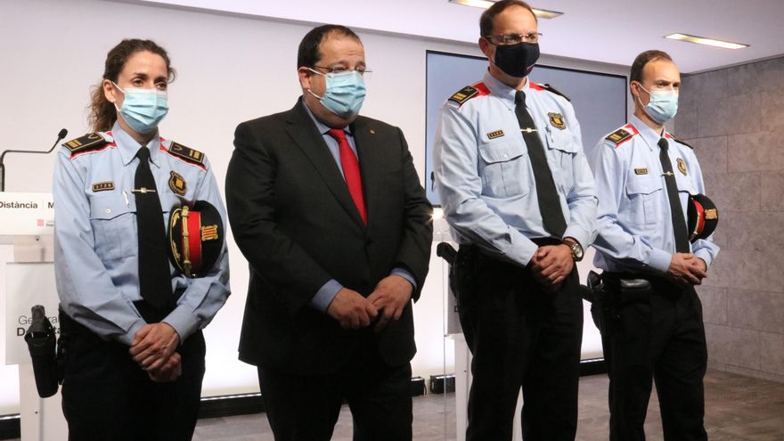 Elena y Estela, en el centro, en la presentación del nuevo jefe de los Mossos