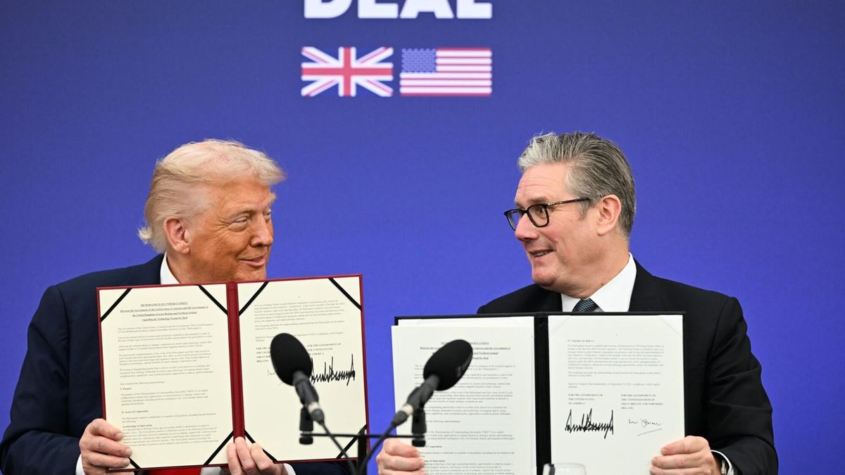 El primer ministro británico, Keir Starmer, y el presidente estadounidense, Donald Trump, firman el 'Acuerdo de Prosperidad Tecnológica' este miércoles.