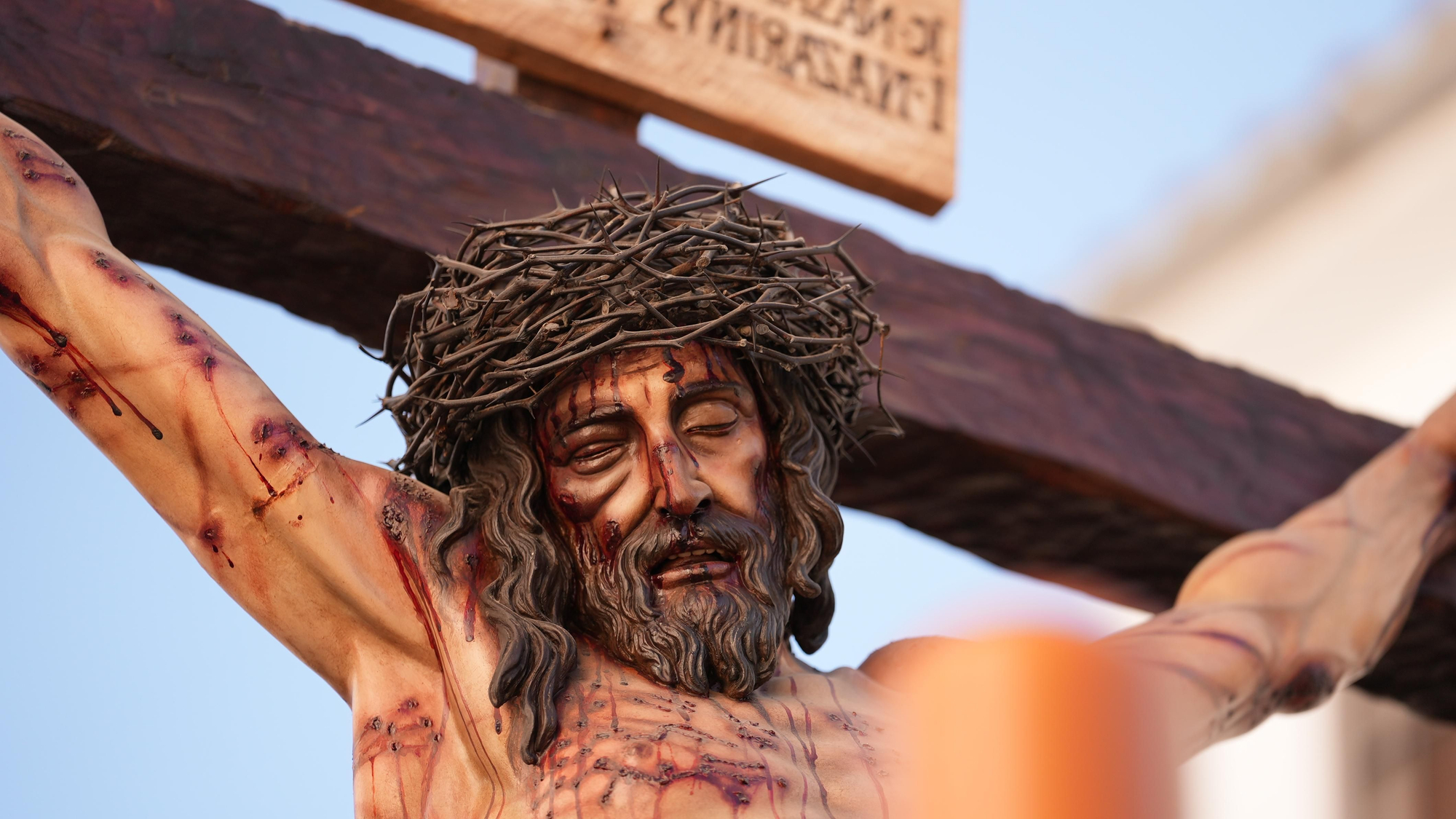 La estación de penitencia de la Hermandad Universitaria, en imágenes