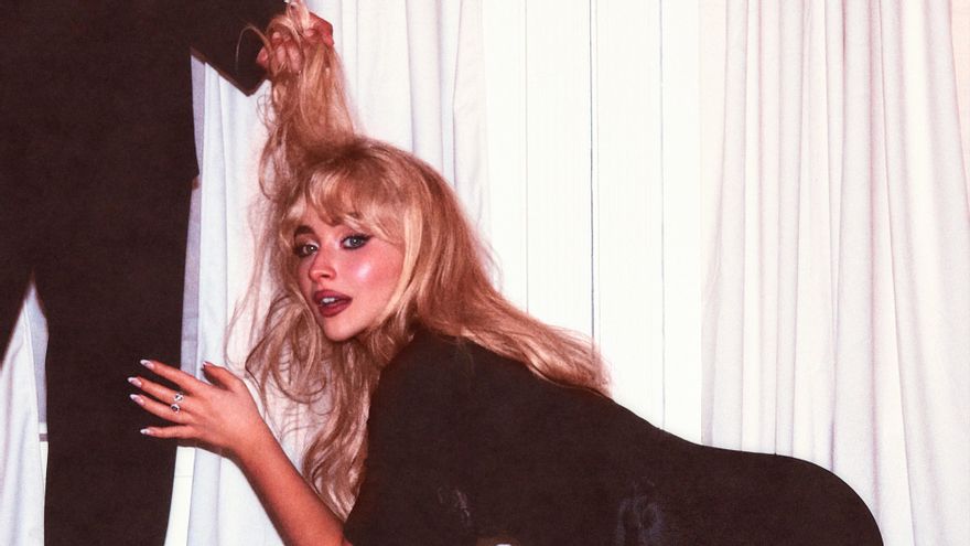 La portada del nuevo disco de Sabrina Carpenter, agarrada del pelo a los pies de un hombre, desata la polémica