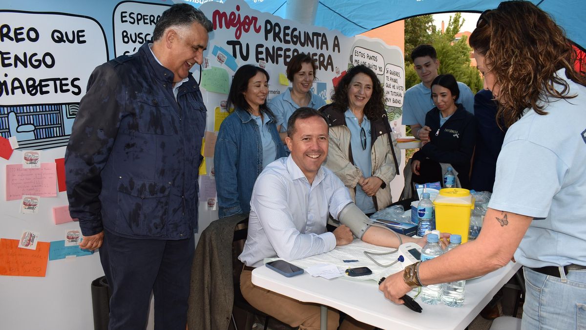 El alcalde de Toledo junto al presidente del colegio profesional durante un acto divulgativo por el Día Internacional de la Enfermería