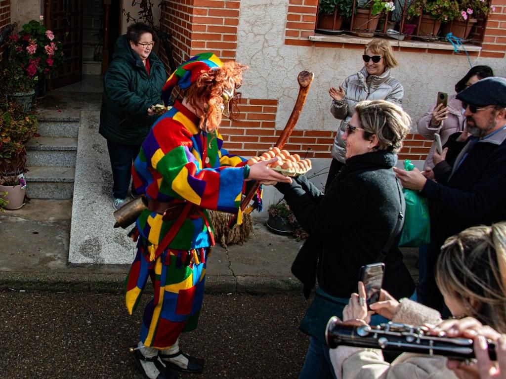 La Botarga de Villaseca de Uceda recuperando viandas para el baile del vermut