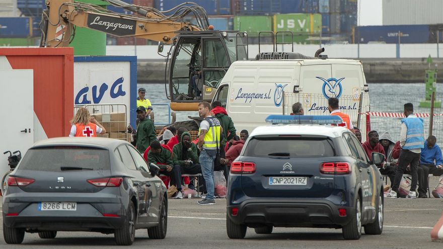 Los migrantes rescatados cerca de Lanzarote, a su llegada a Puerto Naos