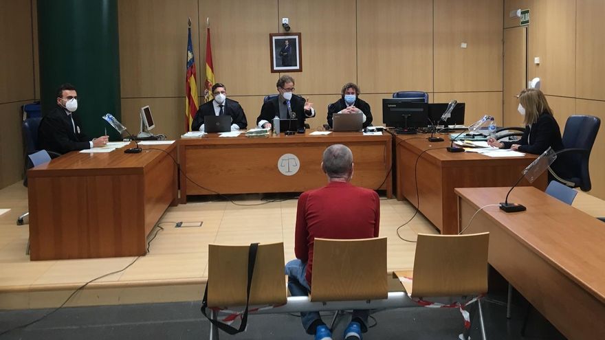 Un ultra juzgado por decir en Facebook a un miembro de Podemos "me cago en ti y tu comunismo" alega que era una broma inspirada en la serie 'Aída'