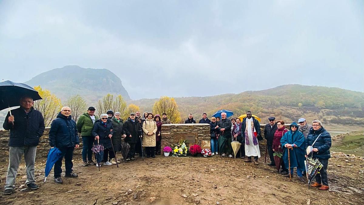 Acto de inauguración del nuevo cerramiento cierre del cementerio de Lodares.