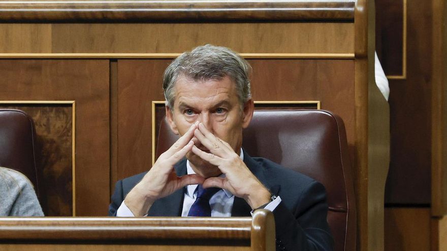 El presidente del Partido Popular, Alberto Núñez Feijóo, asiste al pleno en el que se debate y vota los decretos de vivienda del Gobierno en el Congreso este viernes. EFE/J.J. Guillén