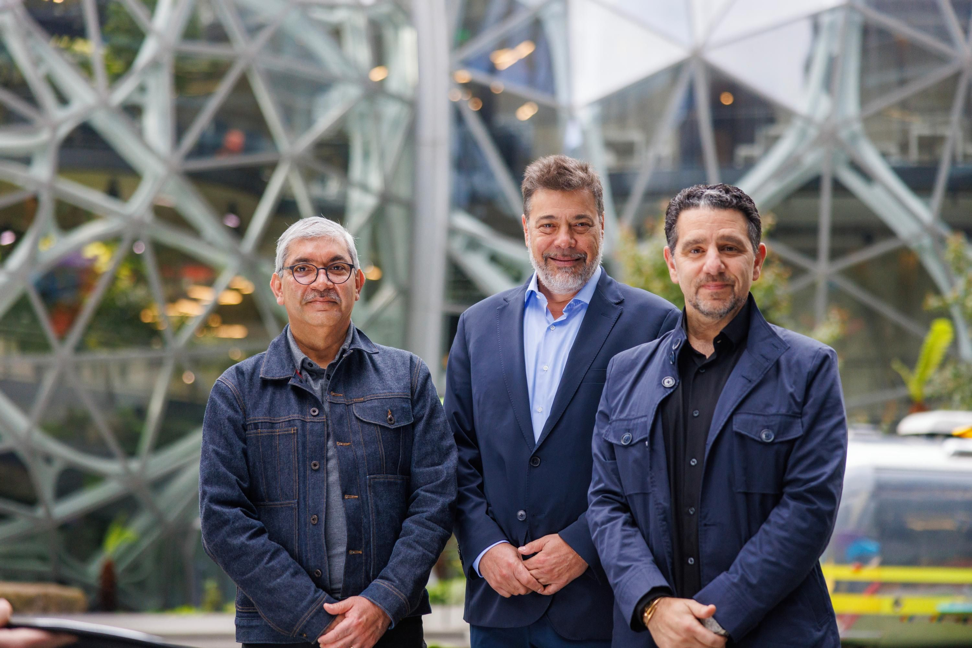 La noticia de la llegada de Amazon con DirecTV a la Argentina para competir en el negocio del internet satelital, como prácticamente monopoliza Elon Musk con Starlink, fue revelada hace unos días por Rajeev Badyal, vicepresidente de tecnología de Kuiper, tras pruebas con antenas para empresas. En la foto, es quien está a la izquierda. En el centro está Darío Werthein, líder de la iniciativa y uno de los principales accionistas del grupo de su mismo apellido, y a la derecha, Panos Panay, director de la división de Dispositivos y Servicios de Amazon.