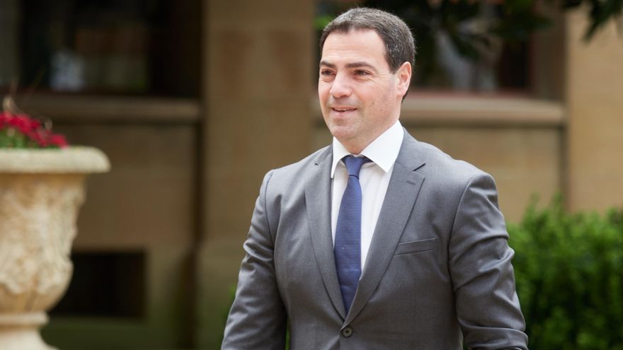 Pradales presiona a los sindicatos porque "a golpe de huelga" no se resolverá el convenio del profesorado de la pública