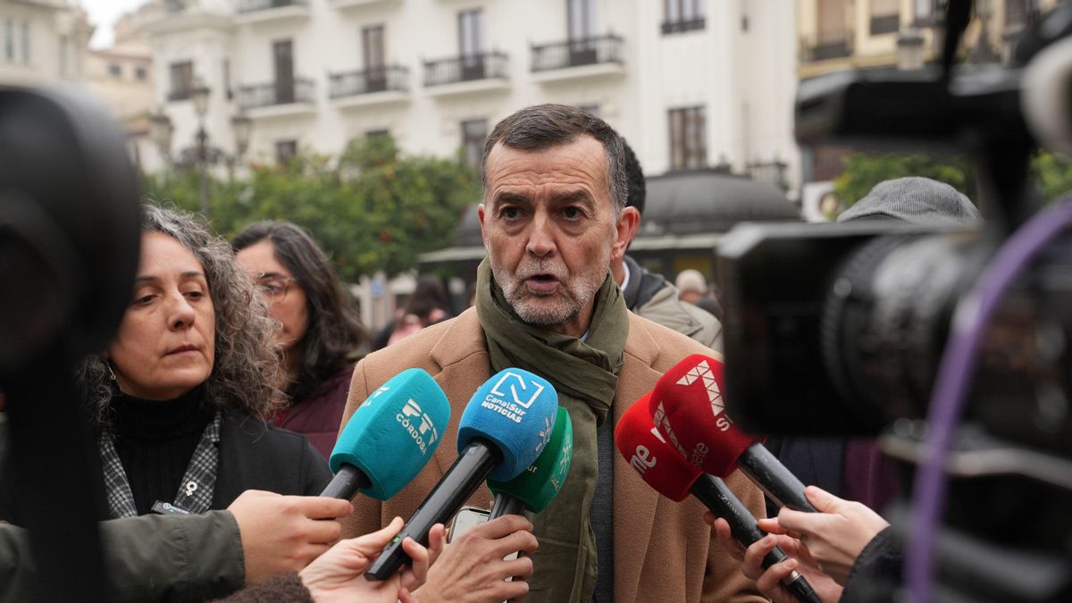 Antonio Maíllo informa a los medios en una comparecencia en Córdoba
