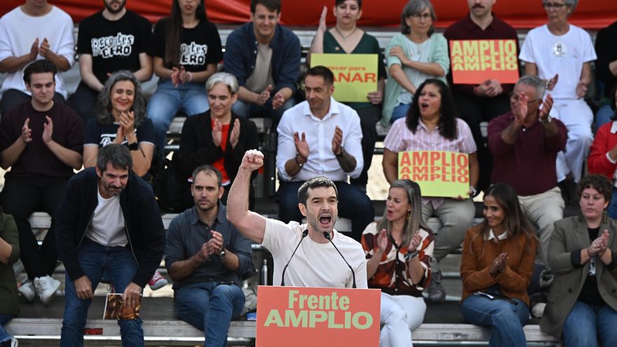 El ministro de Derechos Sociales, Pablo Bustinduy, pronuncia un discurso durante la presentación oficial de la candidatura de la nueva coalición Frente Amplio este sábado en Madrid.