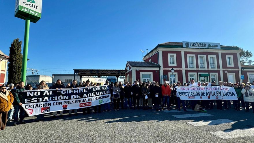 Decenas de vecinos se manifiestan en Arévalo contra el cierre de la estación de tren