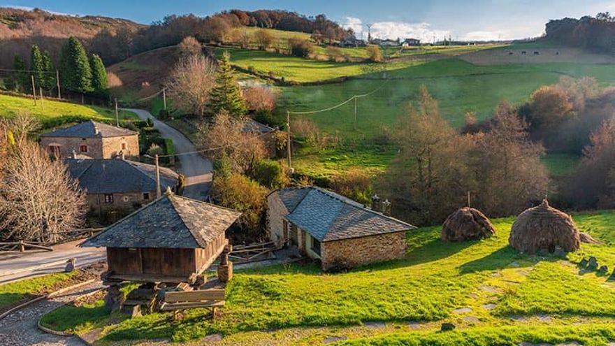 La comarca de Asturias donde podrás refugiarte del calor entre montañas verdes, bosques y cascadas