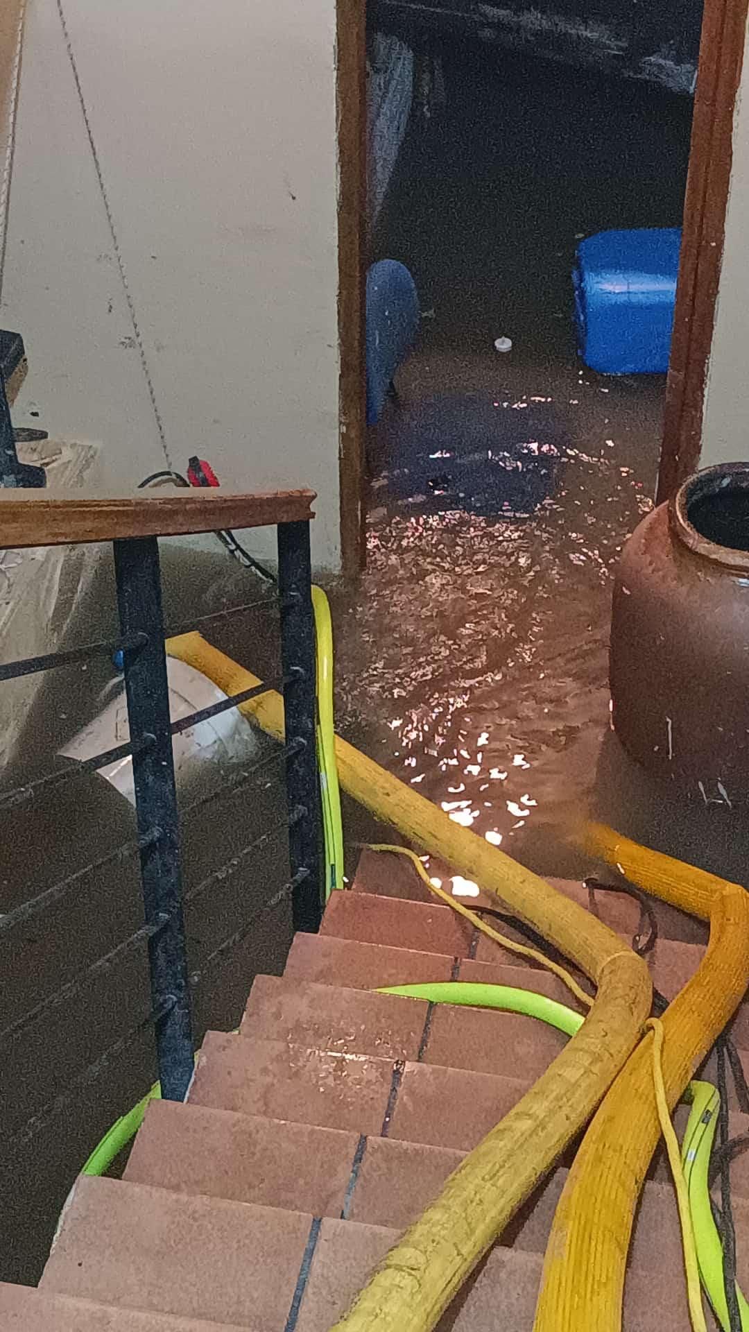 Una vivienda inundada en Talavera de la Reina tras el desbordamiento del arroyo de La Portiña. Se ha desactivado el CECOPAL pero anoche el agua volvió a anegar casas y garajes