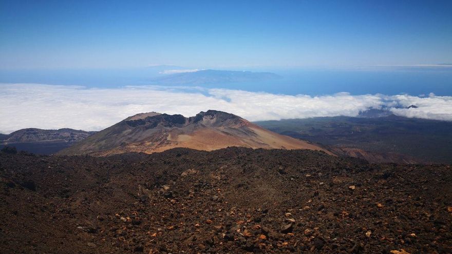 Volcán de Pico Viejo, visto desde el Teide, con las islas de La Gomera, La Palma y El Hierro detrás