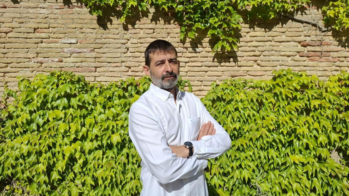 El portavoz de Izquierda Unida en las Cortes de Aragón, Álvaro Sanz, en los jardines del palacio de la Aljafería.