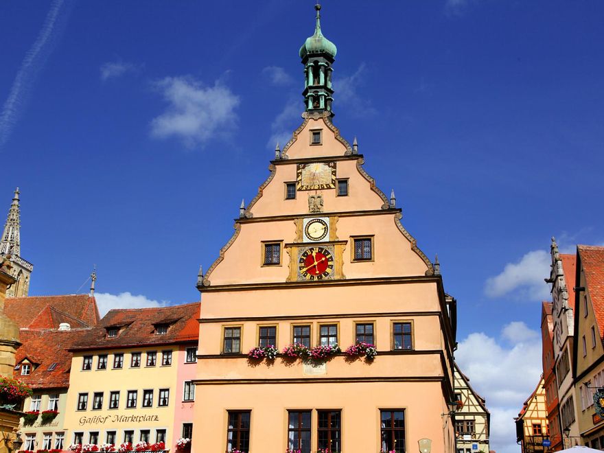 La Taberna del Concejal y su reloj astronómico.