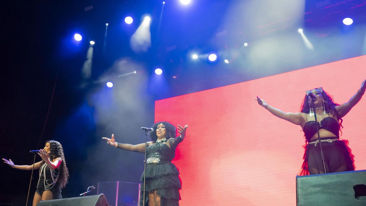 El trío femenino de Boney M con Maizie Williams en el centro