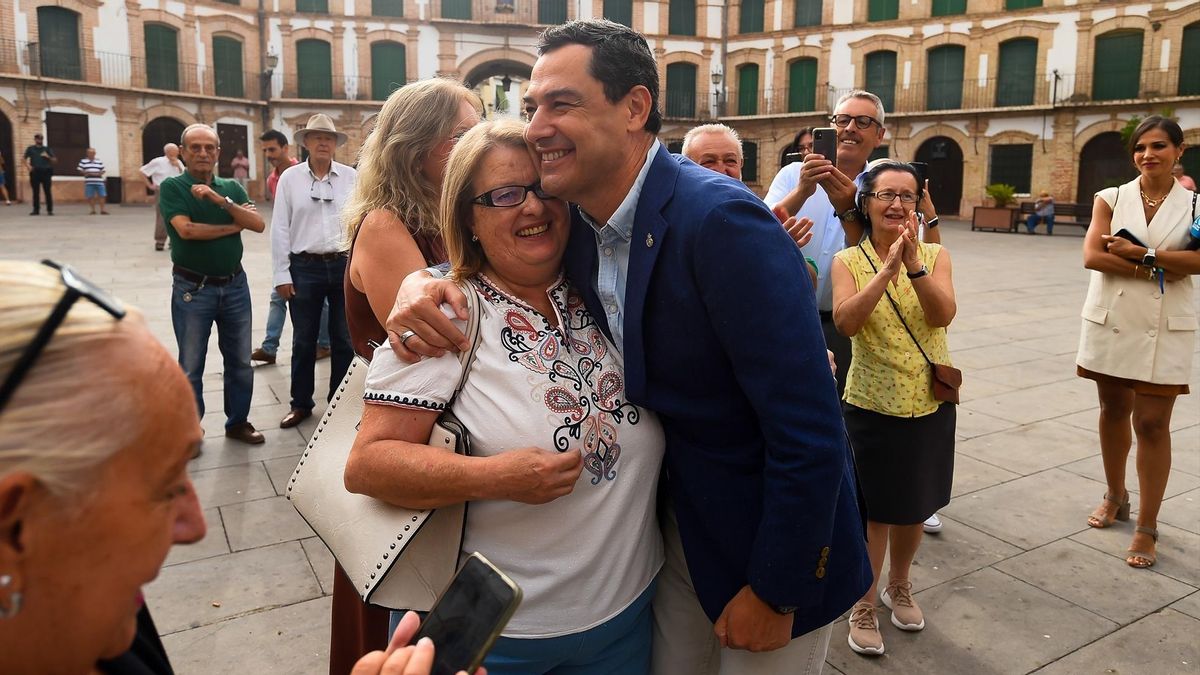 El presidente de la Junta saluda a vecinos de Archidona (Málaga) tras una visita institucional realizada este martes.