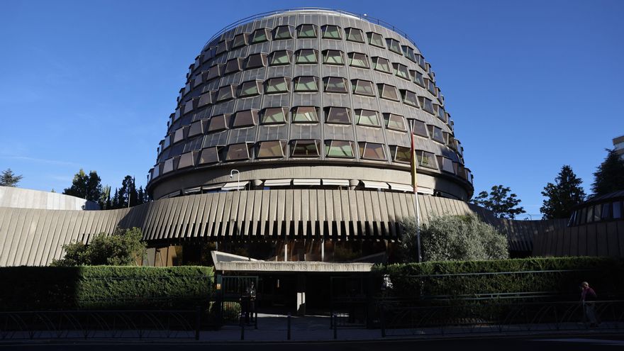 Vista del Tribunal Constitucional que, tras la sentencia europea que avaló la amnistía, aborda este lunes el primer recurso de un condenado del 'procés', el exconseller Jordi Turull, para que se le aplique el perdón, una decisión que determinará si el expresidente catalán Carles Puigdemont, fugado desde 2017, puede regresar a España. EFE/Sergio Pérez