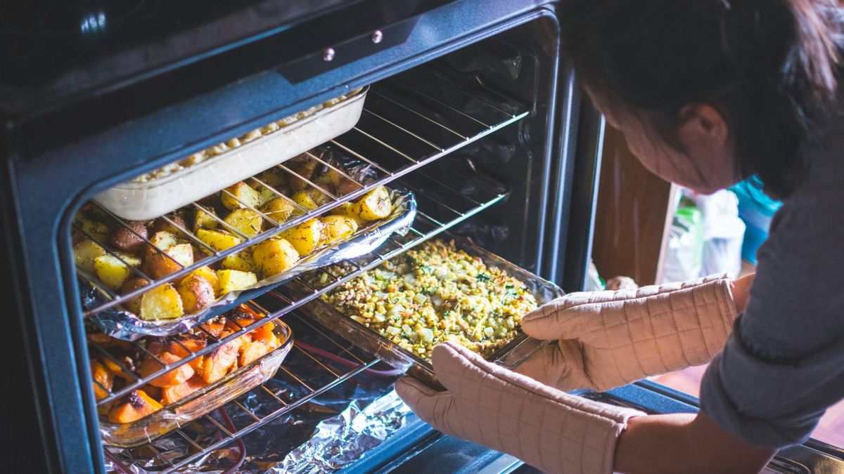 El truco del papel de aluminio para limpiar las rejillas del horno a fondo