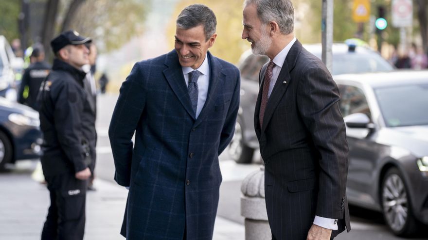 Felipe VI y Sánchez a la entrada de un acto en Madrid en diciembre de 2025.