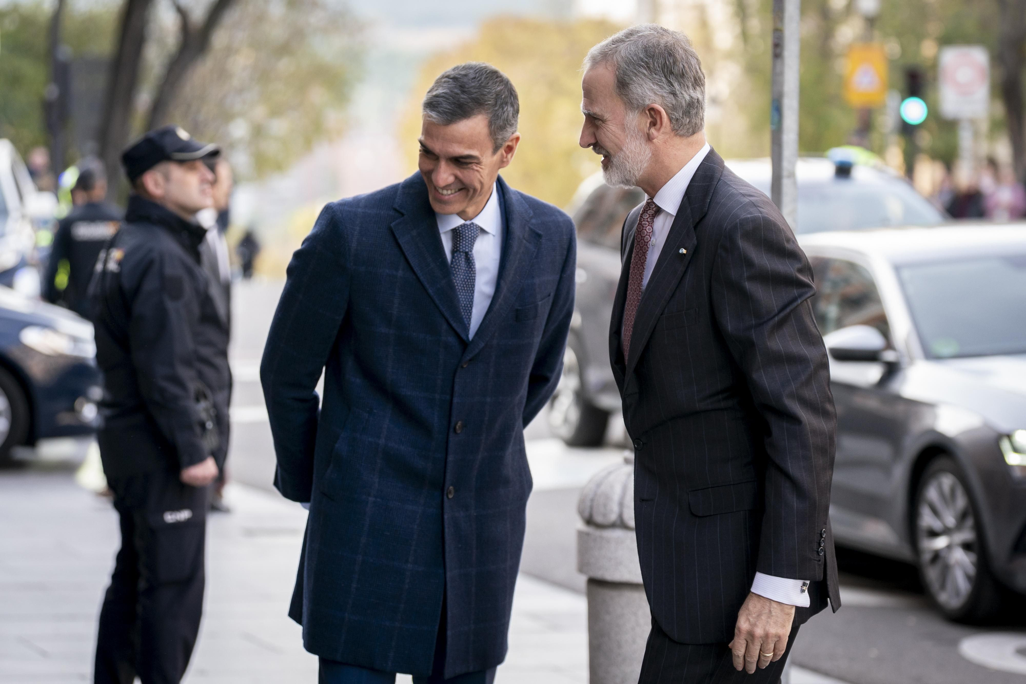 Felipe VI y Sánchez a la entrada de un acto en Madrid en diciembre de 2025.