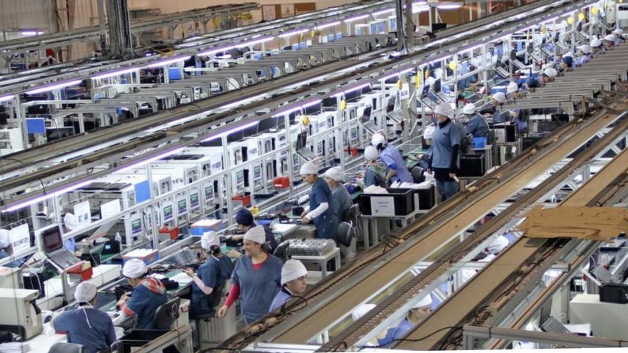 El Gobierno niega que la reforma laboral amplíe la jornada a 12 horas, pero ya hay críticas de la CGT