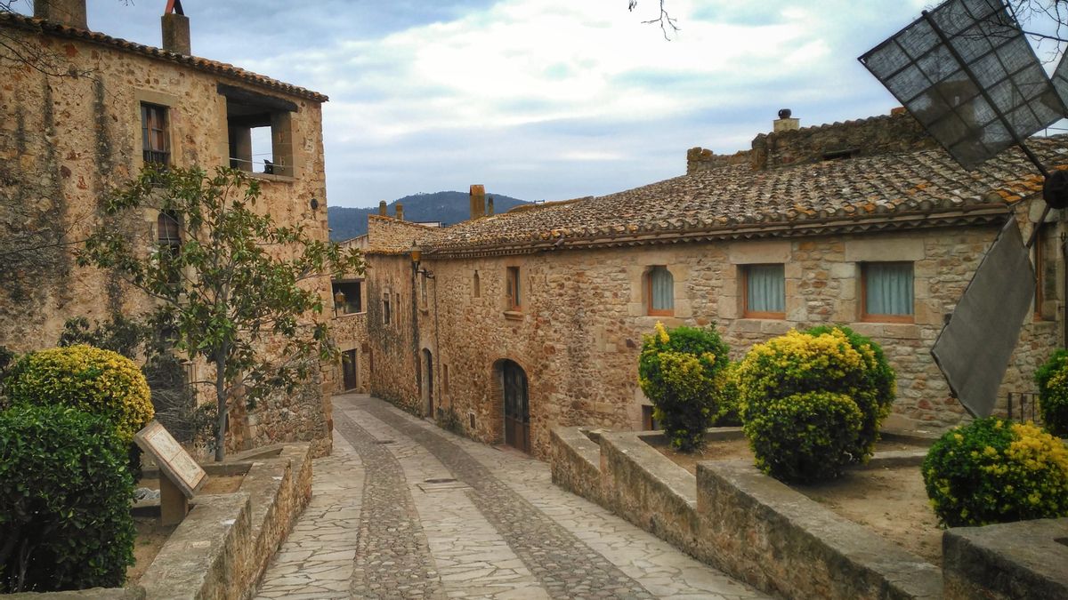 El precioso pueblo de la Costa Brava que conserva un recinto de calles empedradas, casas de piedra y murallas medievales