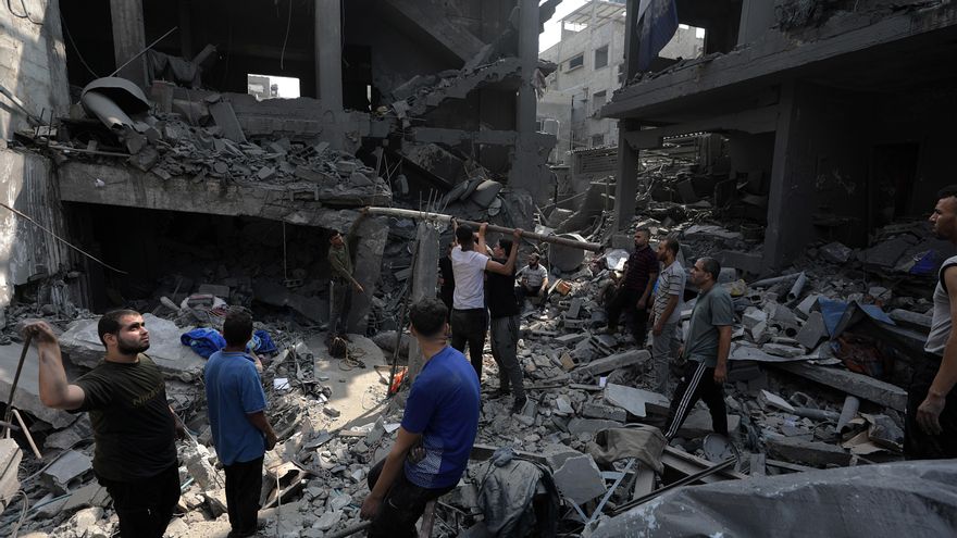 Gaza, 28/10/2023.- Palestinos buscan cuerpos y supervivientes entre los escombros en el norte de Gaza. EFE/EPA/MOHAMMED SABER