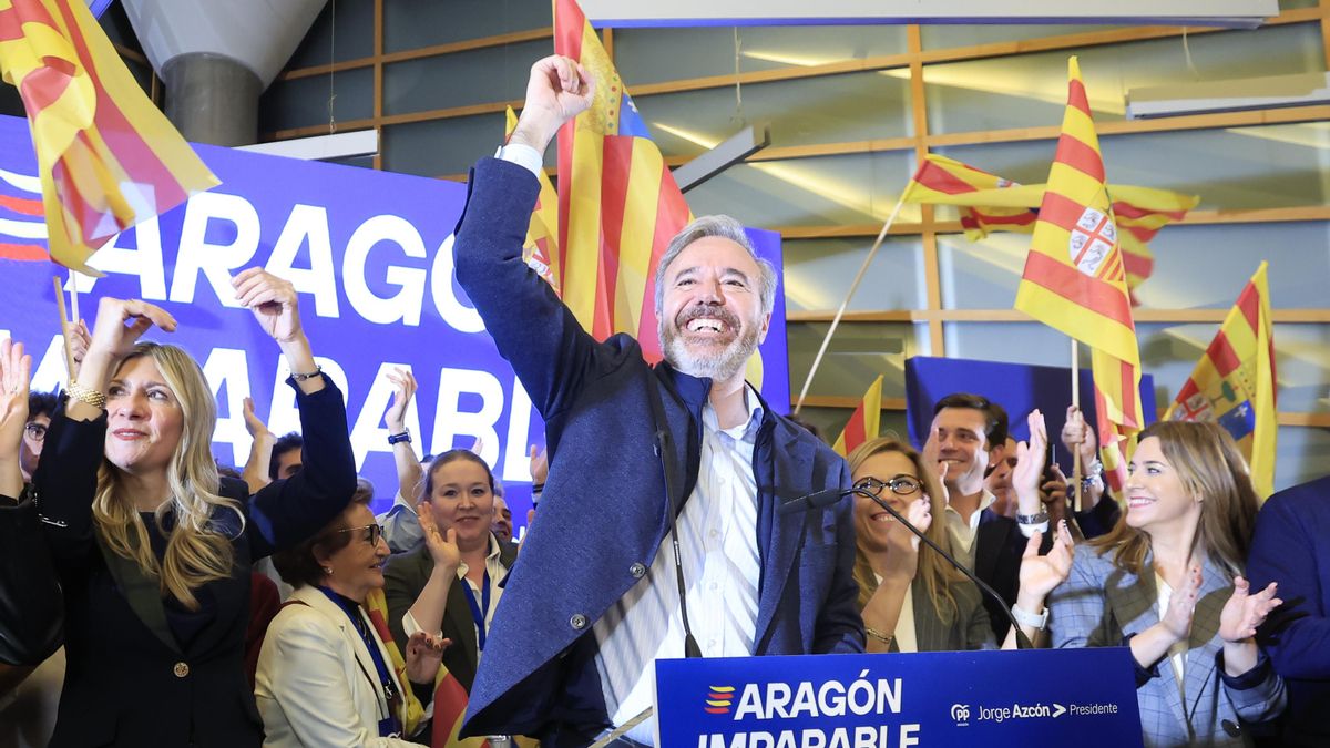 El candidato del PP a la Presidencia de Aragón, Jorge Azcón, durante la rueda de prensa en la sede regional del partido en Zaragoza en la noche electoral de las elecciones autonómicas el pasado 8 de febrero. EFE/Javier Cebollada
