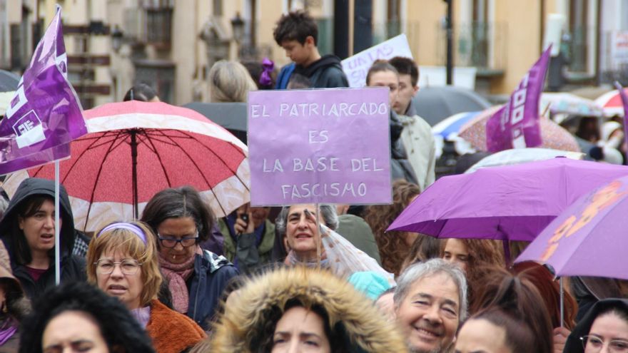 Cientos de personas salen a la calle en Toledo por el 8M: "No llueve, es el patriarcado el que llora"