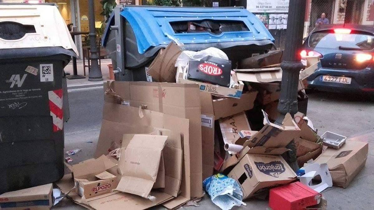 Los contenedores de Ruzafa desbordados de basura en una imagen de archivo.