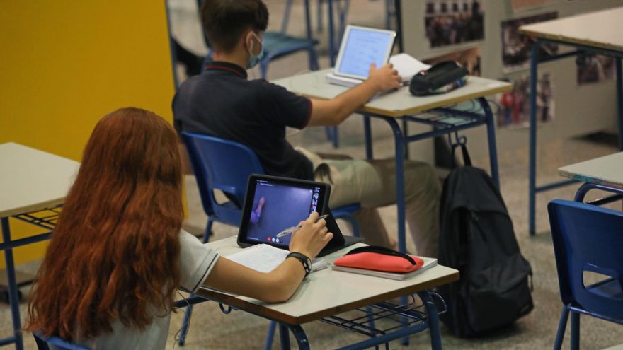 Alumnos atienden desde su ordenador clases virtuales impartidas en el Colegio Ábaco, en Madrid
