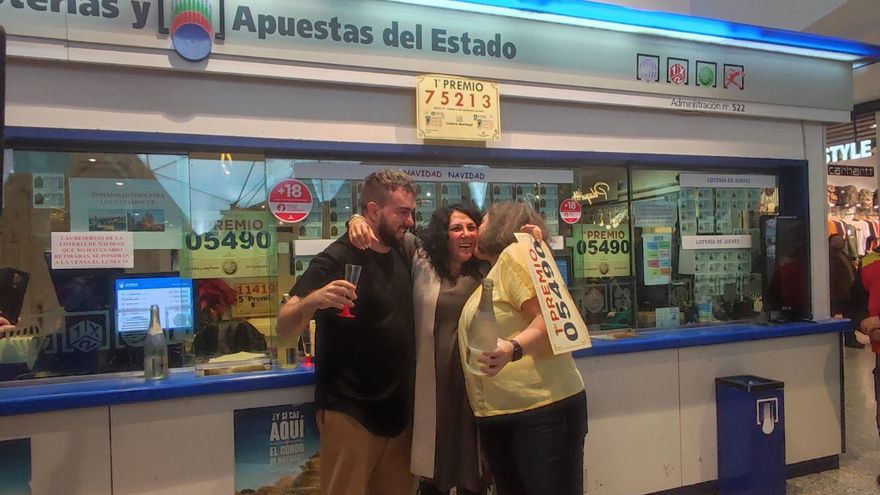 El Gordo de la Lotería llena de calor el Palacio de Hielo de Madrid: "El 05490 es la fecha de nacimiento de mi hijo"